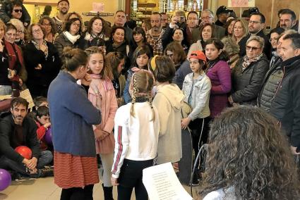 L’acte va tenir lloc al migdia, al Claustre del Carme, amb la presència de membres del Consell Municipal d’Infància, que escenificaren un conte