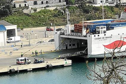 Control policial a la llegada del ferry «Ciudad de Mahón»