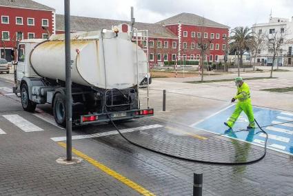 Trabajadores de Es Castell limpiando S'Esplanada