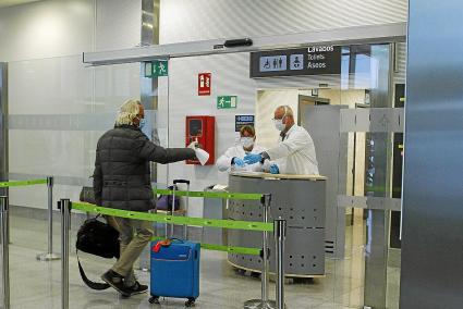 Dos de los pasajeros, en el control sanitario a su llegada