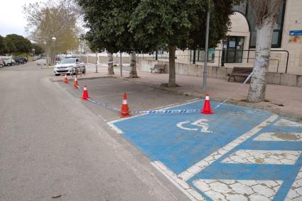 Imagen de los aparcamientos reservados en el centro de salud de Dalt Sant Joan de Maó.