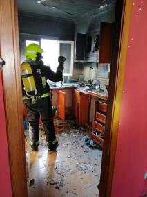 El fuego se ha originado en la cocina de un piso en Ciutadella