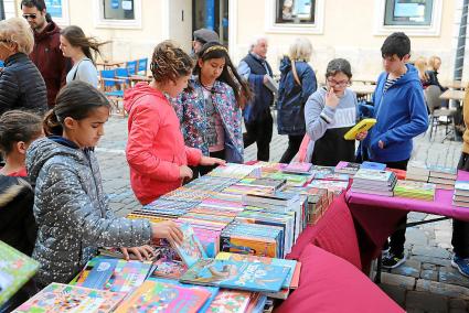 MENORCA - CELEBRACION DE LA FESTIVIDAD DE SANT JORDI , DIA DEL LIBRO.