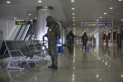 El Ejército desinfecta el aeropuerto de Menorca.