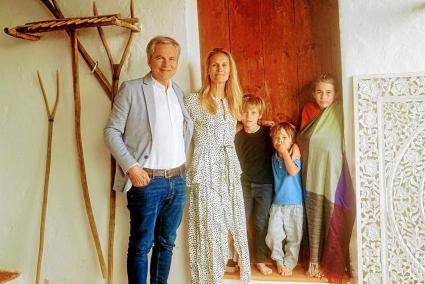 Martin Varsavsky, confinado con su familia en Torrenova (Alaior), afirma que «el uso de la Policía y el Ejército como se ha realizado en España no se ha llevado a cabo en ningún otro sitio»