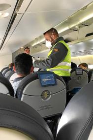 EIVISSA. EPIDEMIAS. CORONAVIRUS. TRANSPORTE AEREO. Control en el vuelo de Palma a Ibiza de ayer.