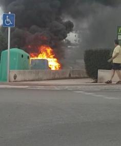 El fuego que se ha originado en un contenedor de cartones en Sa Platja Gran este viernes ha producido una importante columna de humo