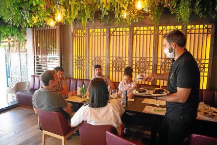 El restaurante asiático Way, en el puerto de Maó, fue uno de los que abrió al público ayer con las medidas de distancia.