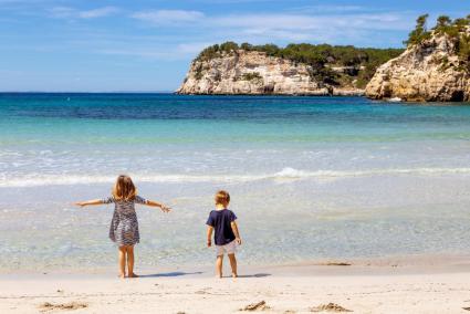 Dos niños en la playa de Cala Galdana, en una imagen reciente.