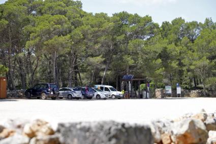 El aparcamiento público de la playa de Macarella, este martes prácticamente vacío