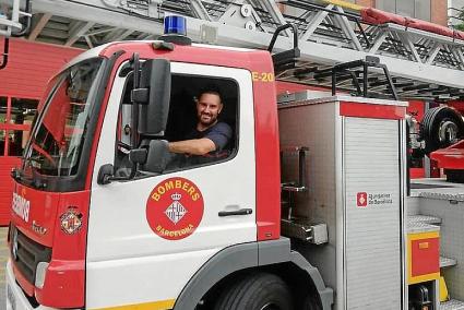 Luis Bara, con un camión autobomba en el parque de Barcelona