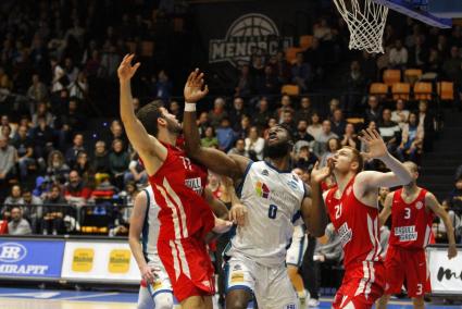 Menno Dijkstra, con el número 21, en un partido del Bàsquet Girona en el Pavelló Menorca la pasada temporada