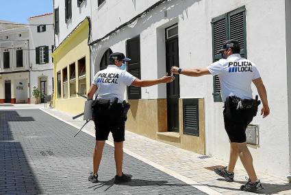 Dos agentes de la Policía Local de Es Migjorn, ayer en el centro del pueblo.