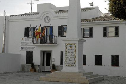 Fachada de las casas consistoriales de Sant Lluís en el Pla de sa Creu.