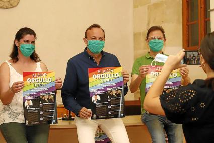 Maria Antònia Pons, José Luis Benejam y Tiago Reurer, con el cartel.