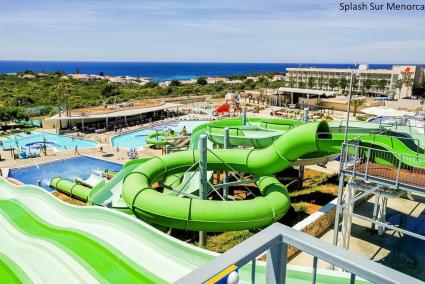 Panorámica general de las instalaciones del parque acuático Splash y el hotel Sur Menorca en Biniancolla.