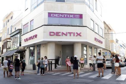 Un grupo de pacientes a las puertas de Dentix en el centro de Maó. La protesta se repitió en toda España.