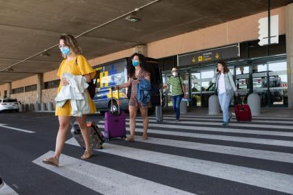 Viajeros saliendo del aeropuerto de Menorca