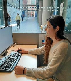 En la Pompeu Fabra. Alba Cardona hace solo unos diez meses que trabaja en el Campus de Poblenou, como auxiliar de servicios