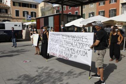 Los autónomos de temporada se han concentrado en la plaza Miranda de Maó