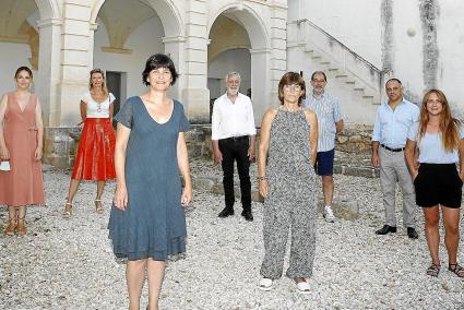 Algunos de los ganadores, con miembros del Ayuntamiento y de Creu Roja