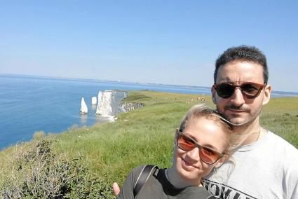 Sergio junto a su novia Laura en una escapada a un lugar de la costa de Dorset. Al fondo, las formaciones rocosas conocidas como Old Harry Rock