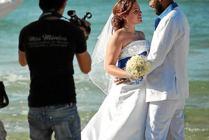 Imagen de una boda celebrada en una playa.