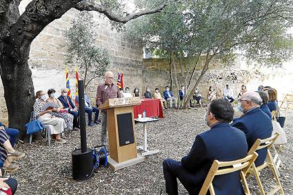 El patio de Can Saura fue el anómalo lugar en que se llevó a cabo un acto limitado a la lectura del Acta de Constantinopla y al discurso de la alcaldesa.