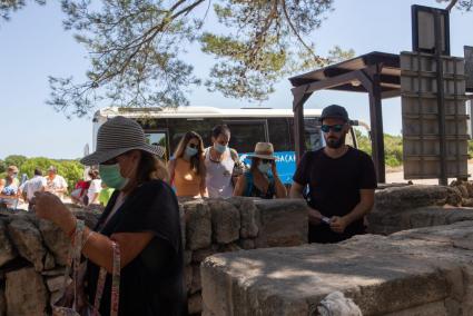 Usuarios del autobús, ayer, a su llegada al aparcamiento de Macarella, desde donde iniciaban el trayecto a pie a la playa.