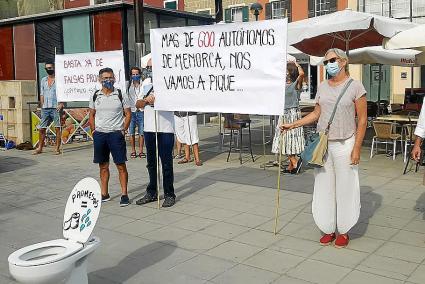 El colectivo de autónomos de temporada volvió este miércoles a protestar, como todas las semanas, en la plaza Miranda de Maó