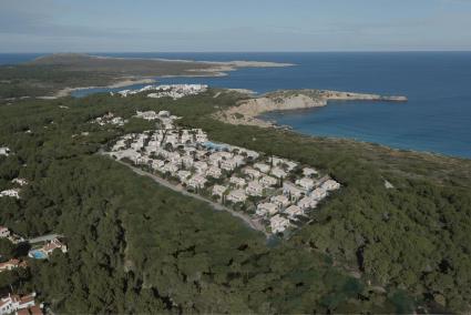 Terrenos adquiridos por Quabit en Son Parc, con la imagen virtual de los chalés.