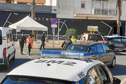 Varios agentes y vehículos policiales en Ciutadella.