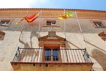 Fachada del Ayuntamiento de Alaior, reacio en principio a la propuesta pero decidido a sopesar pros y contras.