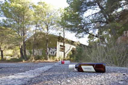 Un botella de alcohol y otra de cola en las inmediaciones de la antigua base.