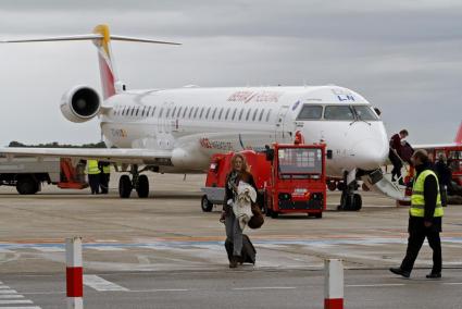 Un avión de Air Nostrum a su llegada a Maó procedente de Palma hace unos meses. A partir de septiembre hará menos vuelos entre las dos Islas.