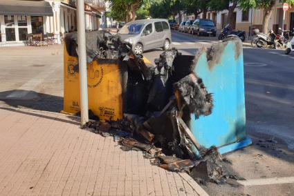 Los dos contenedores que han ardido en las confluencias de las calles Ruiz y Pablo y Mercada de Ciutadella la madrugada de este viernes