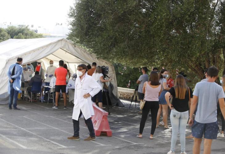 Más de un centenar de personas se han hehco este martes las pruebas PCR en Ciutadella.