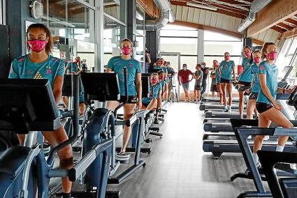 Las jugadoras del Avarca, en su primer entrenamiento, en la Piscina Municipal Tita Llorens.