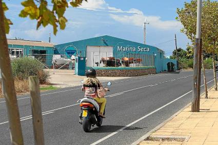 Una de las naves de Marina Seca se ubica en la carretera de Cala en Blanes, en la imagen. La otra en la entrada de Ciutadella