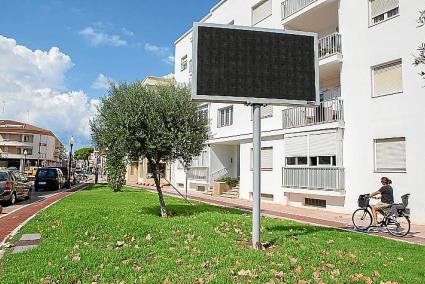 El tótem de publicidad, en la entrada de Ciutadella.