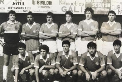 Lolo Lorente, el segundo por la derecha de pie, en una clásica formación del Sporting de finales de los años 80