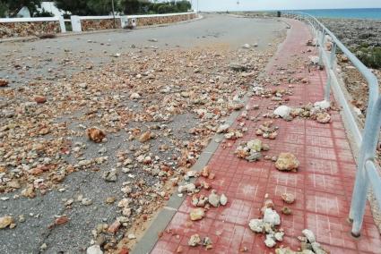 En Cap d'Artrutx el mar arrojó piedras en medio del paseo marítimo