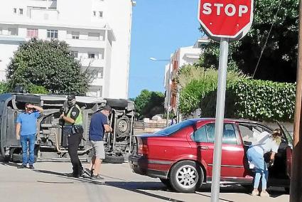 La furgoneta volcada tras el incidente con el BMW.