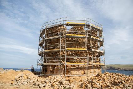 Una gran bastida rodeja el parament exterior de la torre de Sanitja que durant molts anys ha patit els efectes devastadors de l’erosió a causa dels raigs del Sol i del salitre.