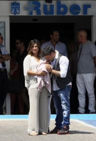 Alejandro Sanz y Raquel Perera con su hija Alma