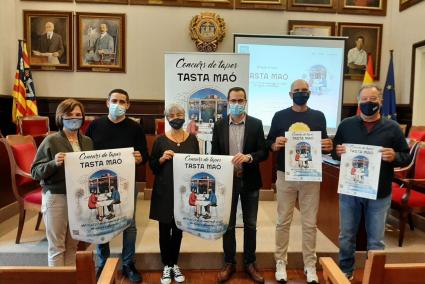 L’alcalde Héctor Pons i altres regidors, Tolo Mercadal i Antoni Aguiló ahir a la presentació.