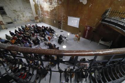 La conferencia a distancia de la ministra se siguió en la Galería Cayón.