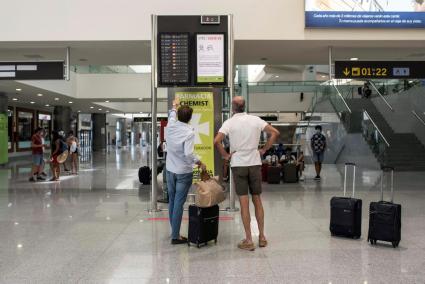 Transito de viajeros en aeropuerto de Menorca