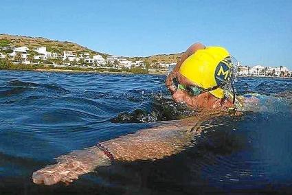 La nadadora, estos pasados días, entrenándose en las aguas de Fornells, a unos 19 grados. Foto: SISCU PONS