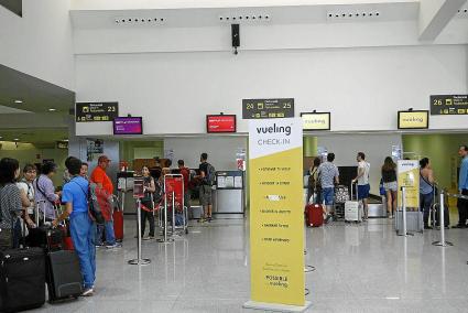 MENORCA - MOSTRADORES DE LA COMPAÑIA AEREA VUELING EN EL AEROPUERTO DE MENORCA.